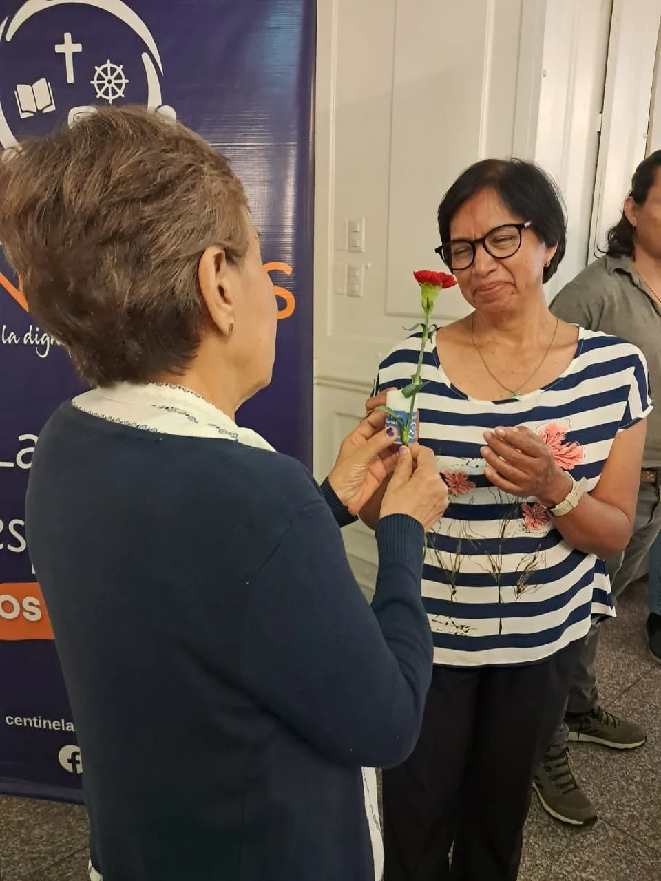  La actividad culminó con la entrega de una vela y un clavel entre las y los participantes. Foto: Violeta Cetino 